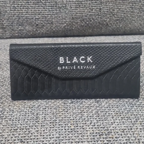 PRIVÉ REVAUX "The One' Sunglasses in Black - Picture 7 of 11